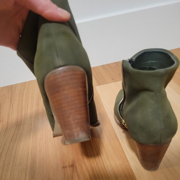 EUC Green suede heels - Picture 5 of 6